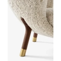 Fotel &tradition Little Petra Sheepskin Moonlight Walnut Brass