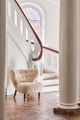 Fotel &tradition Little Petra Sheepskin Moonlight Walnut Brass
