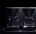 FRITZ HANSEN krzesło barowe SERIES 7 64cm fornir barwiony wenecka czerwień