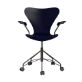 FRITZ HANSEN krzesło obrotowe z podłokietnikami SERIES 7 fornir lakierowany różne warianty granatowy