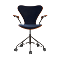 FRITZ HANSEN krzesło obrotowe z podłokietnikami SERIES 7 lakierowany fornir tapicerowany front