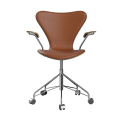 FRITZ HANSEN krzesło obrotowe z podłokietnikami SERIES 7 lakierowany fornir tapicerowany front
