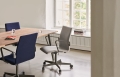 FRITZ HANSEN krzesło tapicerowane z podłokietnikami podnoszone na kółkach OXFORD 5-STAR średnie, różne kolory