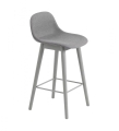 HOKER TAPICEROWANY NA DREWNIANEJ PODSTAWIE Z OPARCIEM FIBER COUNTER STOOL W. BACKREST / WOOD BASE H: 65CM MUUTO - RÓŻNE KOLORY