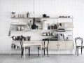 Komoda przeszklona przesuwane drzwi jesion STRING Furniture