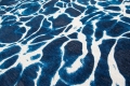 Abstrakcyjny Niebieski Dywan - SWIM SURF 9351 Louis de Poortere  różne warianty 